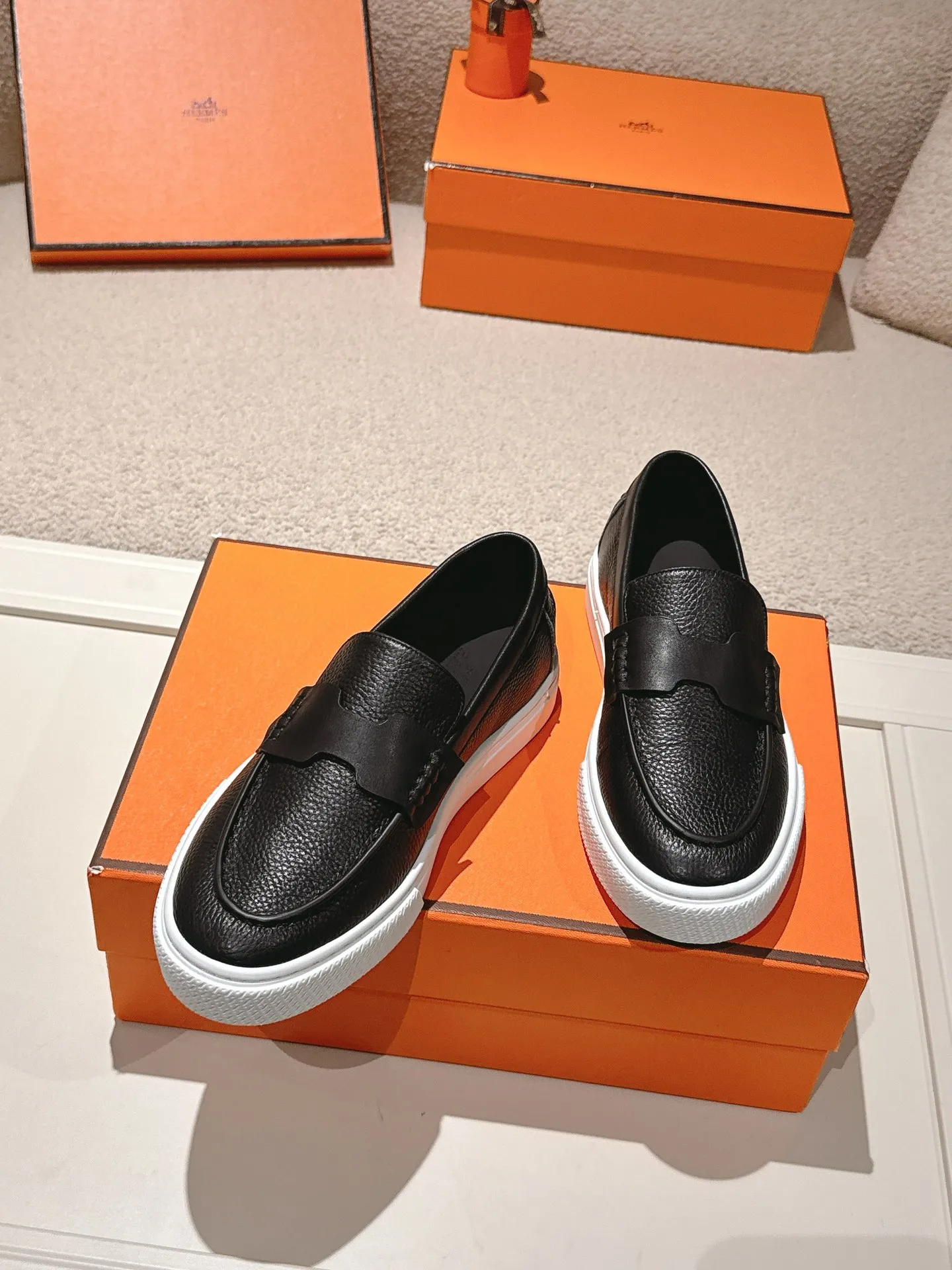Men's men's shoes P620! Hermes# Thick Sole Couple Loafers These lace-up free sneakers in calfskin and washed denim feature signature "H" details. The design is simple and smooth, creating a fashionable urban look. It is comfortable and versatile. H family classics are not outdated, and the delivery counter is beautifully packaged🛍📦 Fabric: Original customized washed denim/first-layer cowhide Lining: Imported soft sheepskin Sole: Original open-molded anti-slip TPU material Size: 35-45
